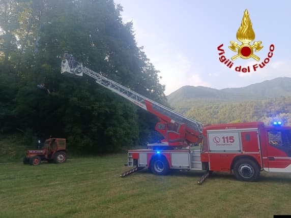 Varese, parapendio finisce appeso a un palazzo a causa del vento: tre feriti. Poco dopo un altro si incastra su un albero
