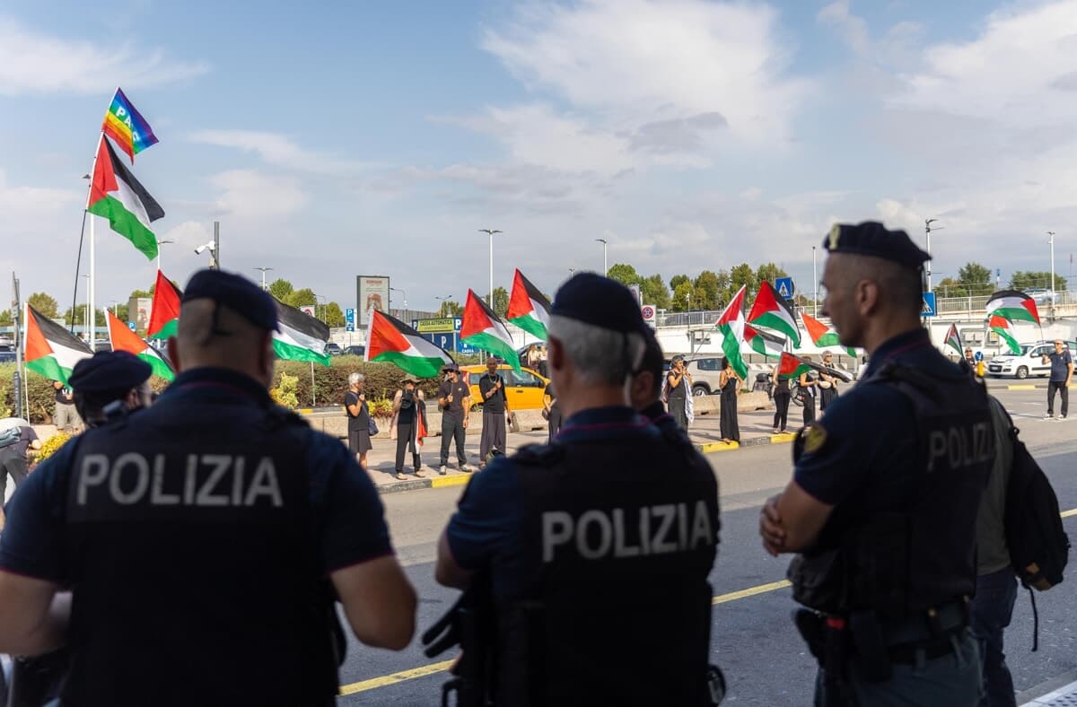 Un "muro" di bandiere della Palestina all'aeroporto di Linate: il flashmob