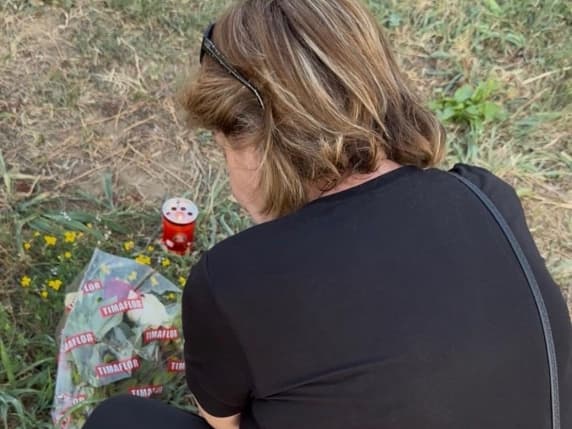 Rogoredo, nel bosco della droga tra i genitori che cercano i figli spariti o lasciano i fiori dopo la loro morte. «Vengono da tutta Italia per ritrovarli»