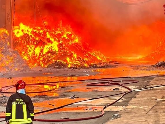Incendio A2A di Novate Milanese, i vigili del fuoco di Garbagnate derubati dell'attrezzatura mentre spengono il rogo. Raccolta fondi online