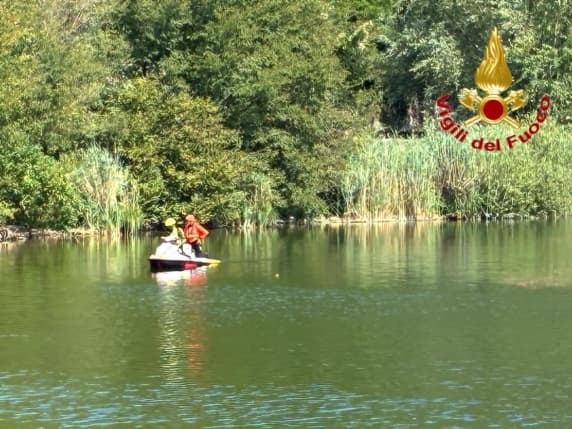 Segrino, disperso nel lago: l'allarme e le ricerche sono iniziati dopo aver trovato abiti e altri oggetti abbandonati sulla riva
