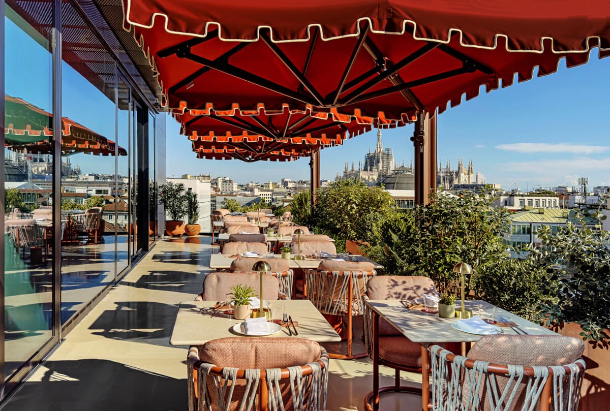 Il brunch con vista all’ottavo piano e cene esclusive: apre la terrazza estiva nel cuore di Brera