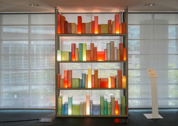 Lombardia - I “libri luminosi” di Chiara Dynys accendono la Biblioteca Tremaglia a Palazzo Lombardia -  - Varese News