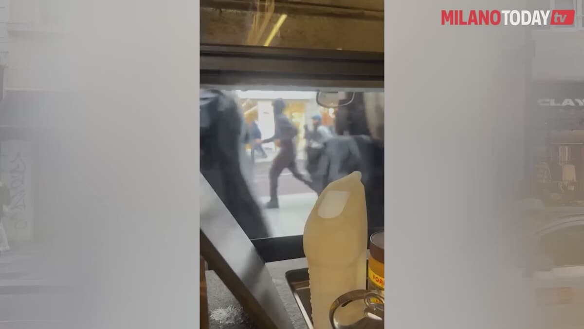 Barricati nei negozi insieme ai clienti: i negozianti raccontano le violenze in centro a Milano