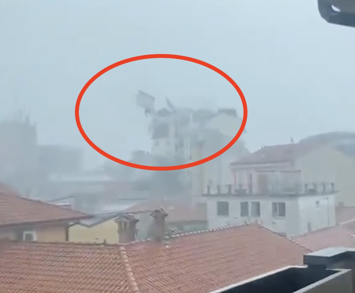 Furia di vento nel Milanese: le raffiche scoperchiano il tetto di un palazzo