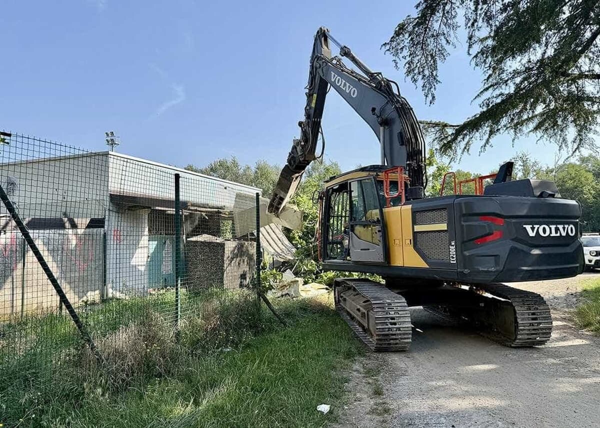 Il blitz all'alba nell'ex campo sportivo: così è stato smantellato il fortino dello spaccio nel Milanese
