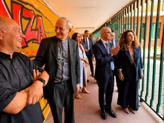 Milano, il cardinale Zuppi in visita al carcere minorile Beccaria: «Non demordete, c'è anche tanta gente che vi considera figli»