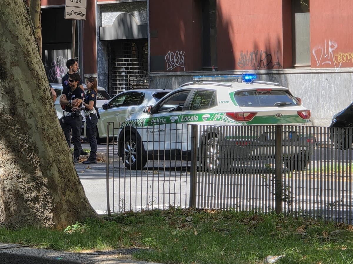 Incidente a Milano, travolto da un'auto mentre attraversa: è grave