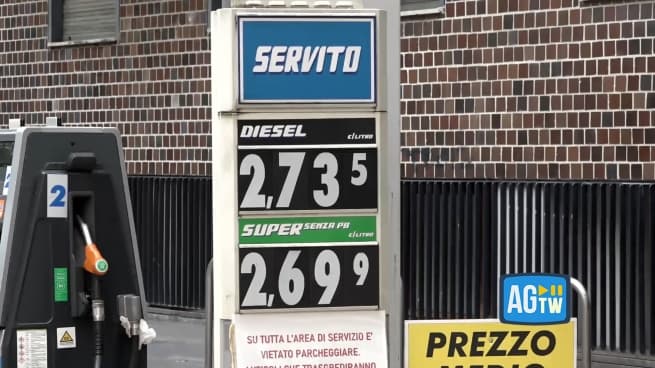 Caro benzina, si salvi chi può: a Milano si sfiorano i 3 euro al litro