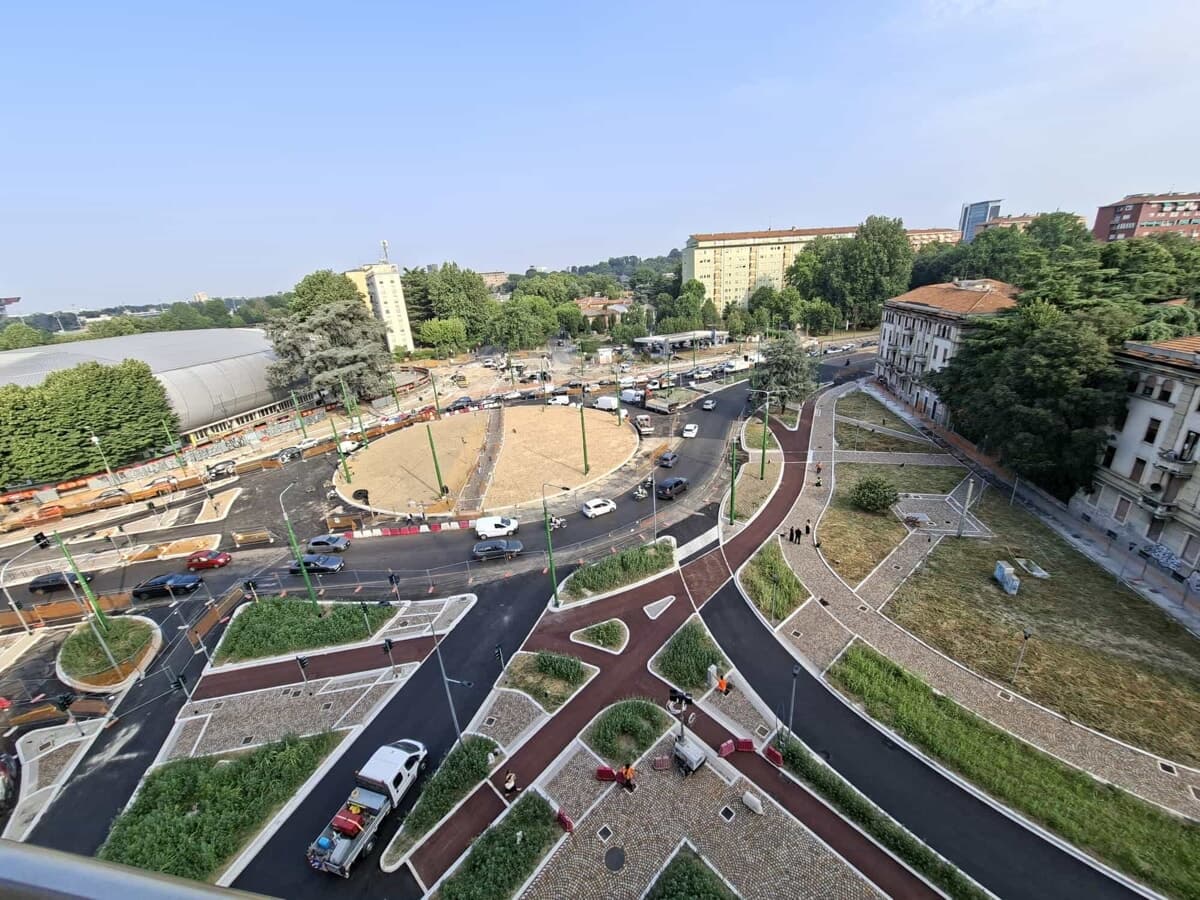 Nuovi alberi, ciclabili e la preferenziale 90-91: apre la nuova piazza Stuparich