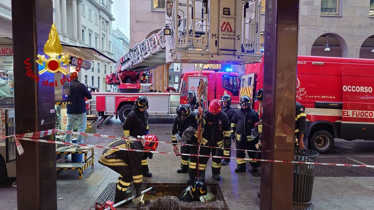 Principio di incendio in centro a Milano: fumo dalle grate in corso Vittorio Emanuele, evacuato un negozio