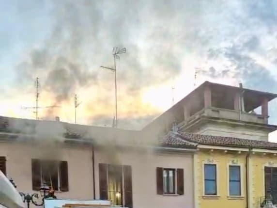 Gravellona Lomellina, si addormenta con la sigaretta accesa e il divano prende fuoco: 47enne in fin di vita