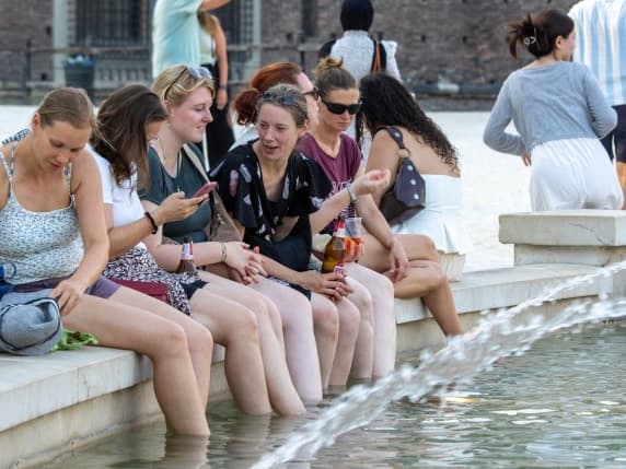 Milano, il «safari» dei turisti nella città rovente. «Al museo per l’aria condizionata. Ma arrivare al Cenacolo è una gara di sopravvivenza»