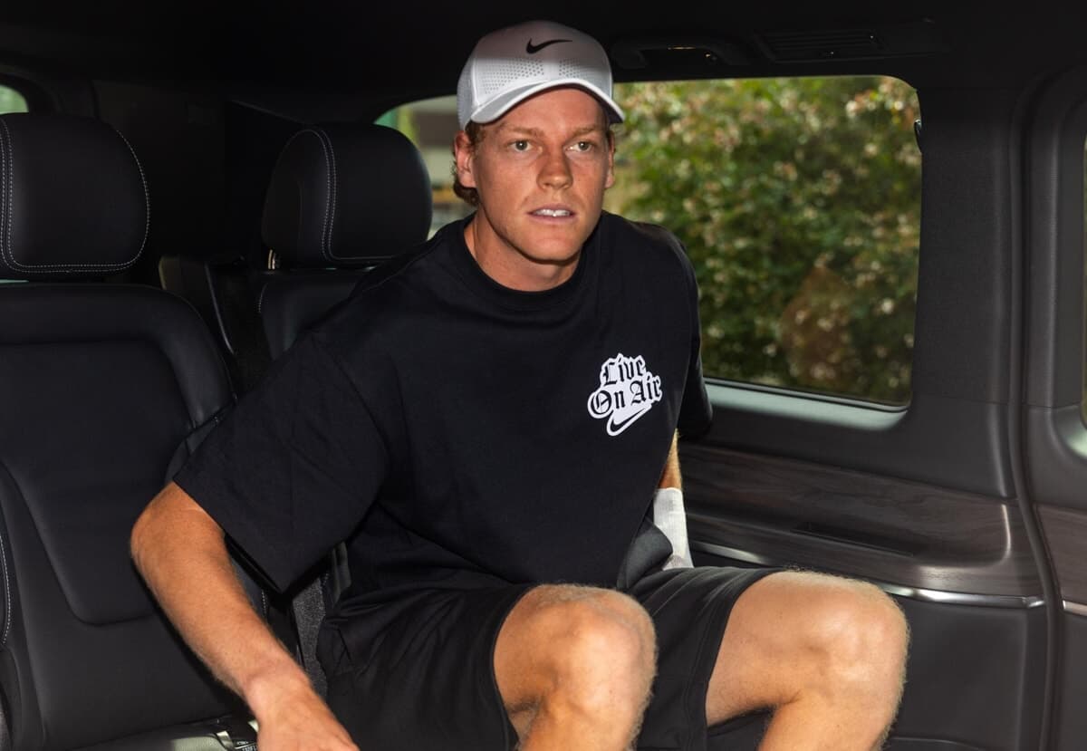 Jannik Sinner a Milano per un controllo: tappa in clinica prima della partenza per gli Usa