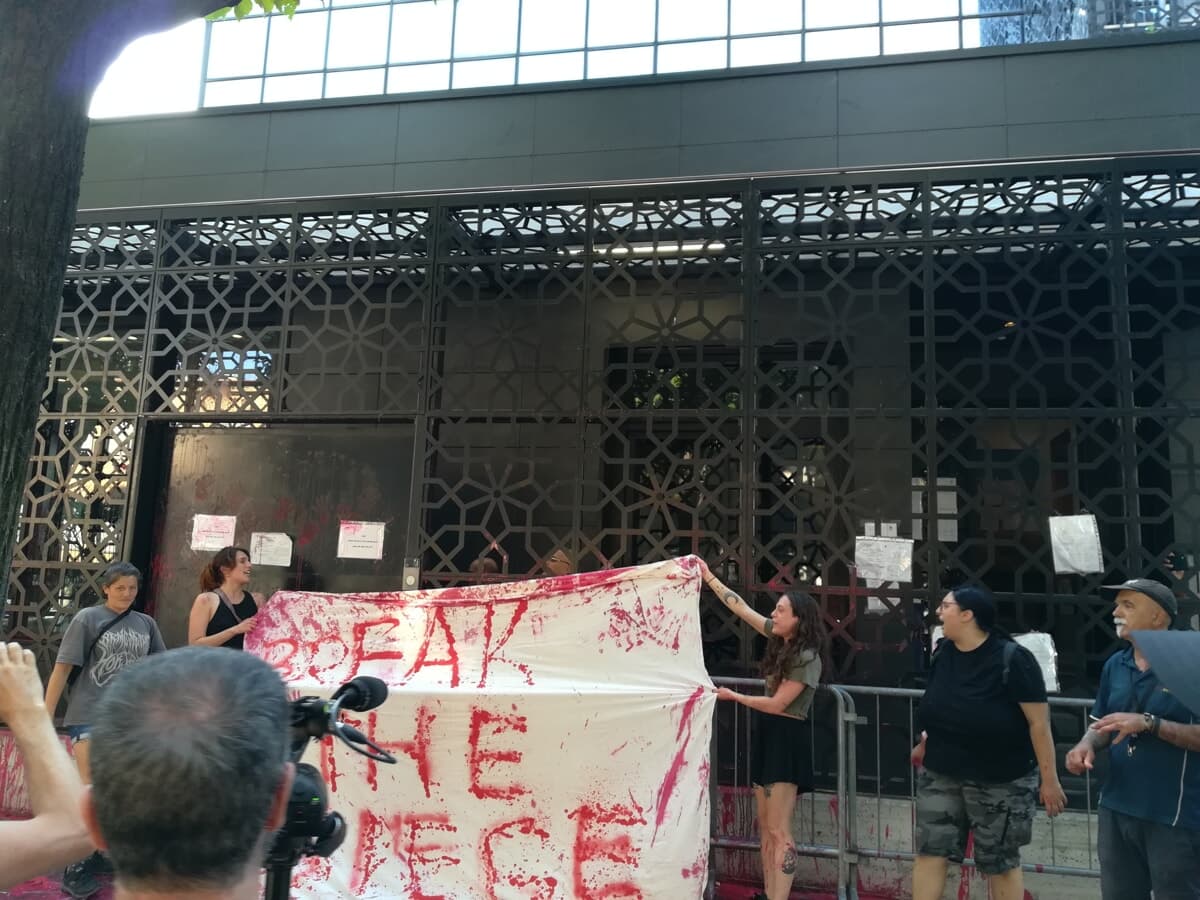 Attivisti di Ultima Generazione condannati a Milano (e devono risarcire 97mila euro): "Imbrattare opere d'arte non è stato di necessità"