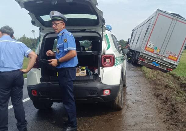 Angera - Mezzo pesante fuori carreggiata ad Angera: chiuso un tratto di via Varesina - Archivio - Varese News