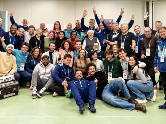 A Milano la fiamma olimpica è ancora viva. Dopo i Giochi mille volontari a disposizione di tutti: «Così restituiamo qualcosa»