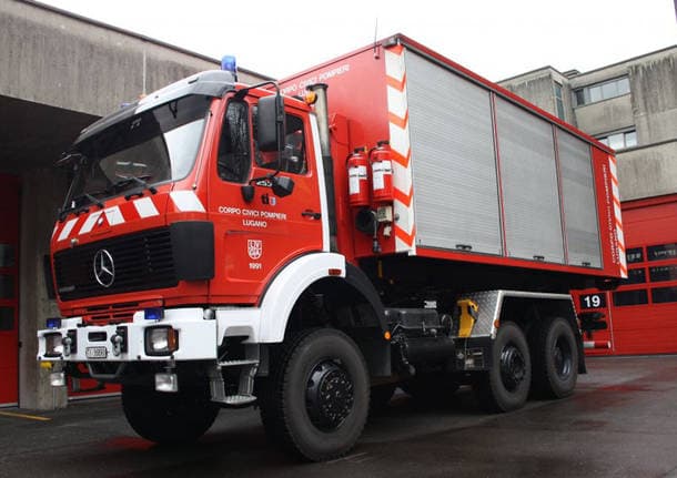 Lugano (Canton Ticino) - Vigili del fuoco in azione a Montagnola per il rogo in un condominio -  - Varese News