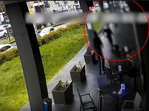 Milano, pestato a sangue in un bar di Corsico e sequestrato per due giorni fino al pagamento di 9 mila euro di riscatto. Cinque arresti nell'operazione della Dda