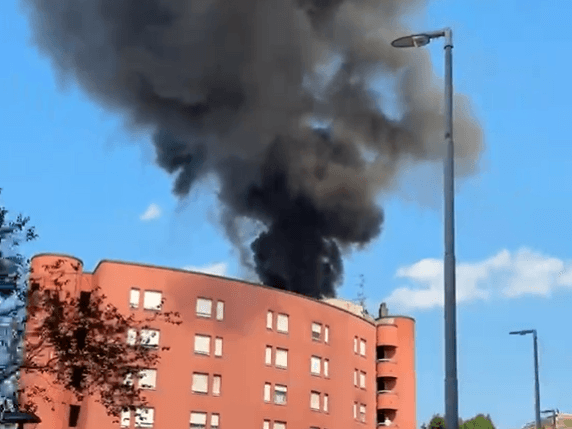 Monza, incendio in un palazzo vicino all'ospedale San Gerardo. L'edificio è abitato anche da studenti e familiari dei pazienti. Nessun ferito