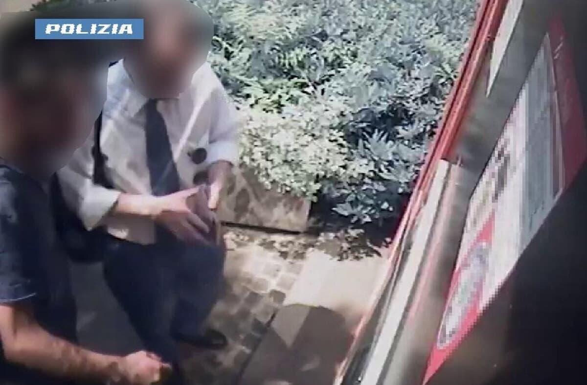 Spinto a terra mentre va a prendere la metro a San Donato, rapinato e costretto a prelevare 500 euro: arrestato 48enne