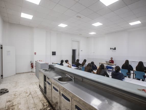Milano, liceo Agnesi: a causa delle infiltrazioni al tetto si fa lezione nell'ex bar. La preside: «Città Metropolitana anticipi i lavori»