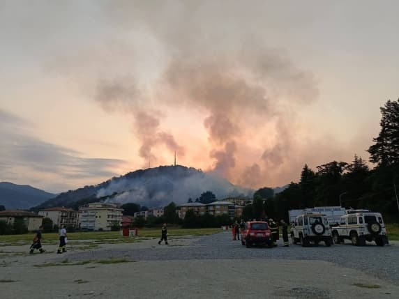 Como, per domare l'incendio al Monte Goj oltre 100 vigili del fuoco, due elicotteri e due canadair. Evacuate 50 persone