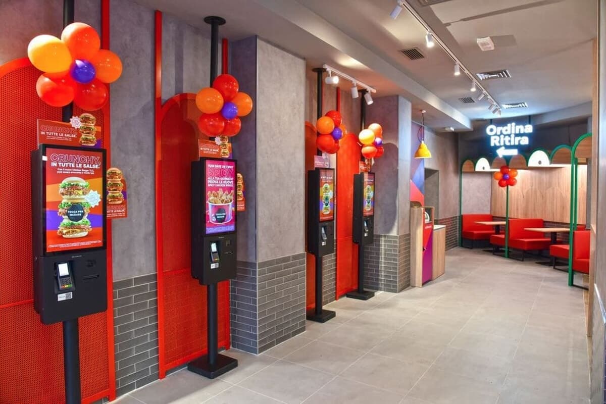 Riapre Jollibee in piazza Diaz a Milano: c’è una novità nel menu (che sa di Calabria)