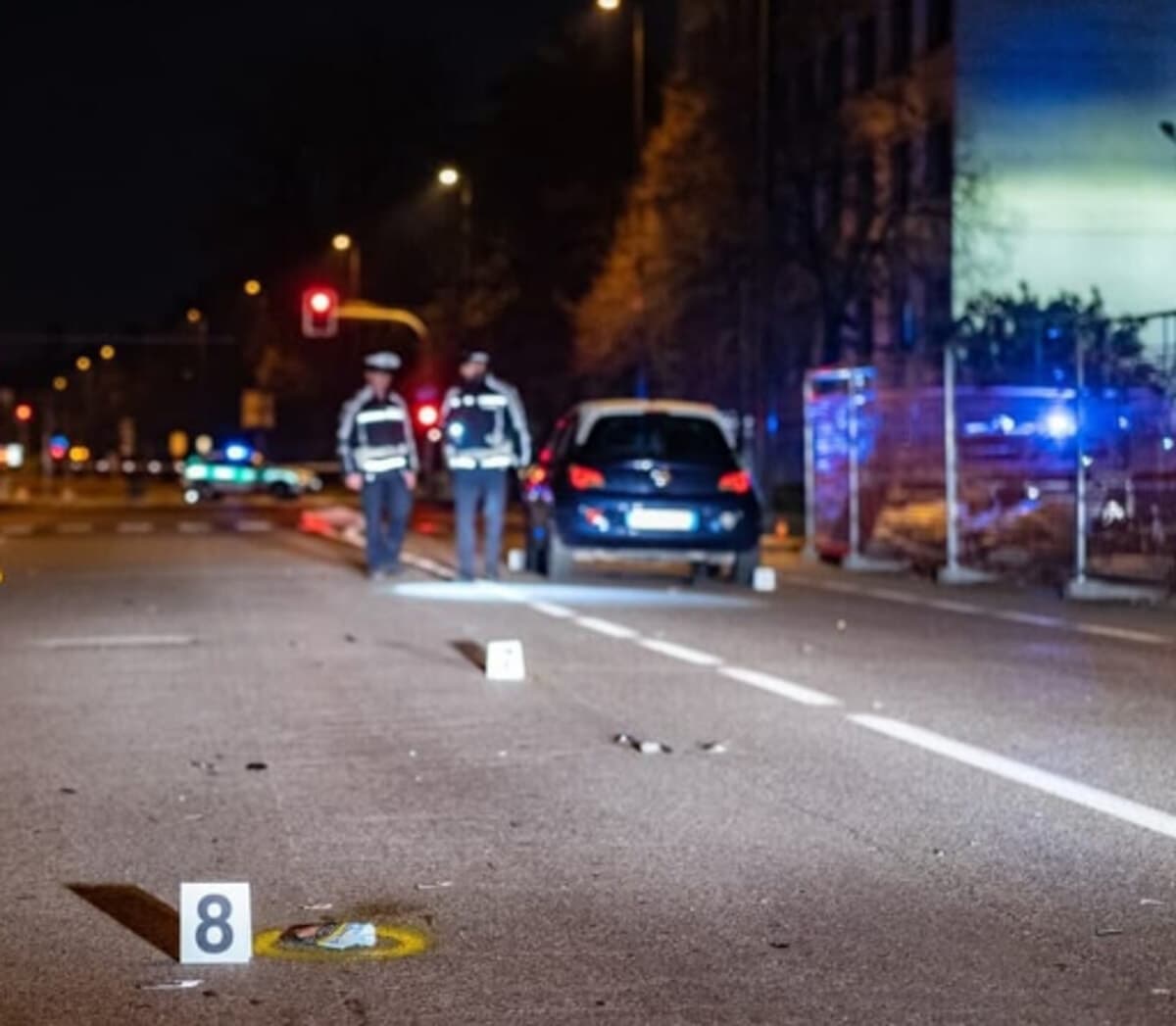 Scontro nella notte a Milano: motociclista di trent'anni al Niguarda in codice rosso