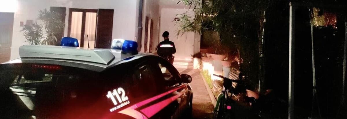 Ladri in casa mentre la famiglia dorme: traditi dalle notifiche della carta rubata e trovati al bar