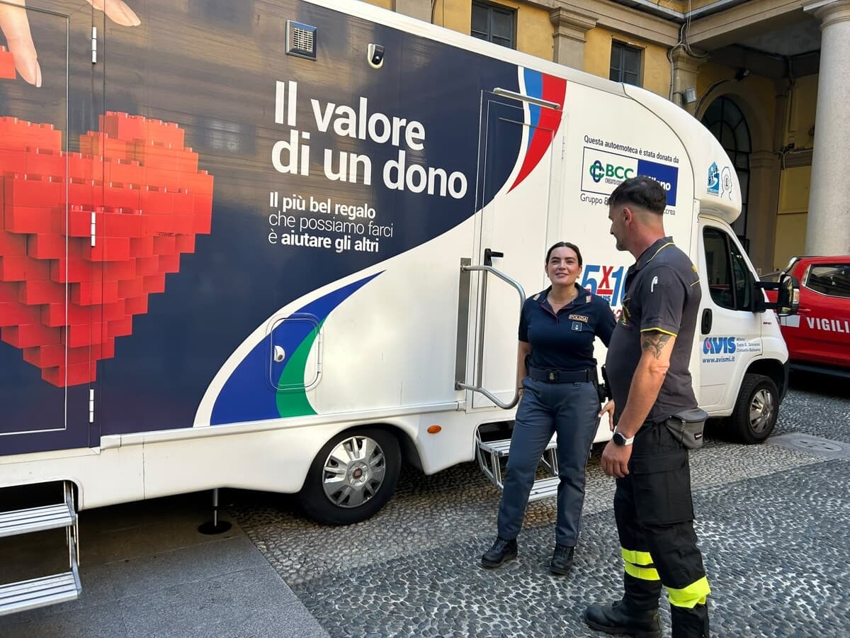 "I malati non vanno in ferie": poliziotti e pompieri donano il sangue nel cortile della Questura