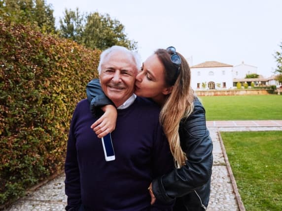 Milano, i 90 anni di Mogol: «In una cantina di Lambrate, dopo le bombe, nacque "La canzone del sole". La periferia m'ispirò anche i versi "Che ne sai tu di un campo di grano?"»