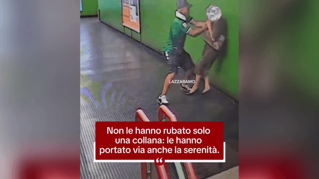 Anziana aggredita in metropolitana a Milano: un uomo la getta per terra, le strappa la collanina e fugge