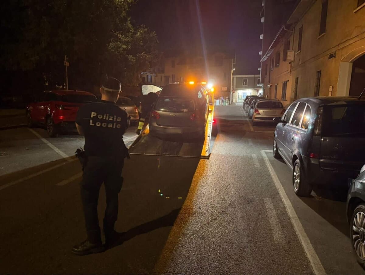 Vendeva auto abusivamente a Cinisello, incastrato dai "parcheggi": sequestri e 11mila euro di multa