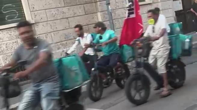 Il corteo dei rider a Milano: lo sciopero per chiedere più garanzie per salute e reddito