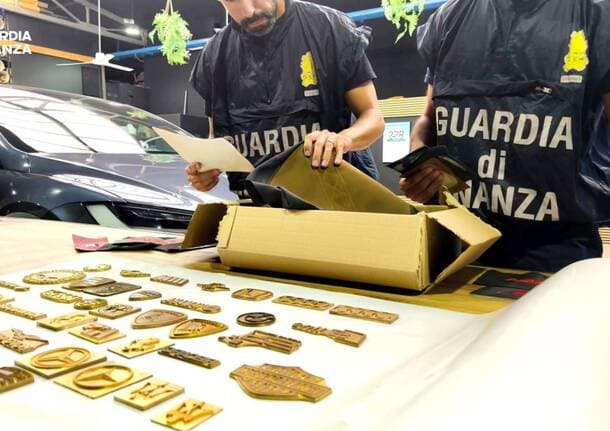 Monza - Loghi contraffatti di Ferrari, Porsche e Ducati: la Guardia di Finanza di Monza sequestra un laboratorio abusivo - Lombardia - Varese News