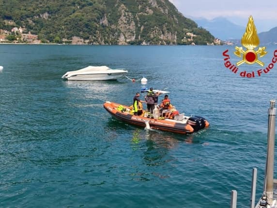 Como, si tuffa nel lago di notte e non riemerge: muore a 18 anni. Il corpo ritrovato dai sommozzatori