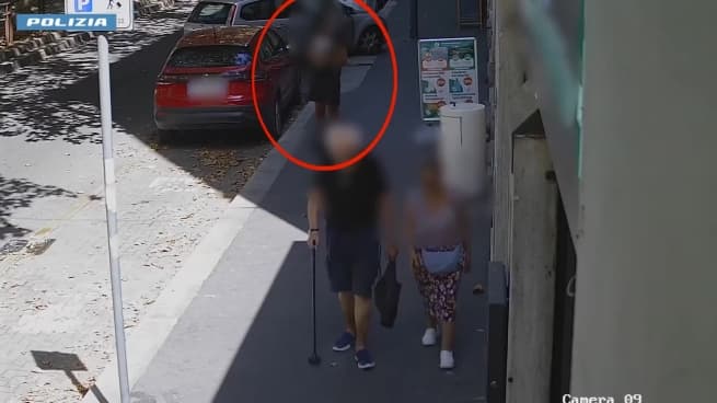 Milano, segue una coppia di anziani, getta a terra l'uomo che cammina col bastone e gli strappa la catenina