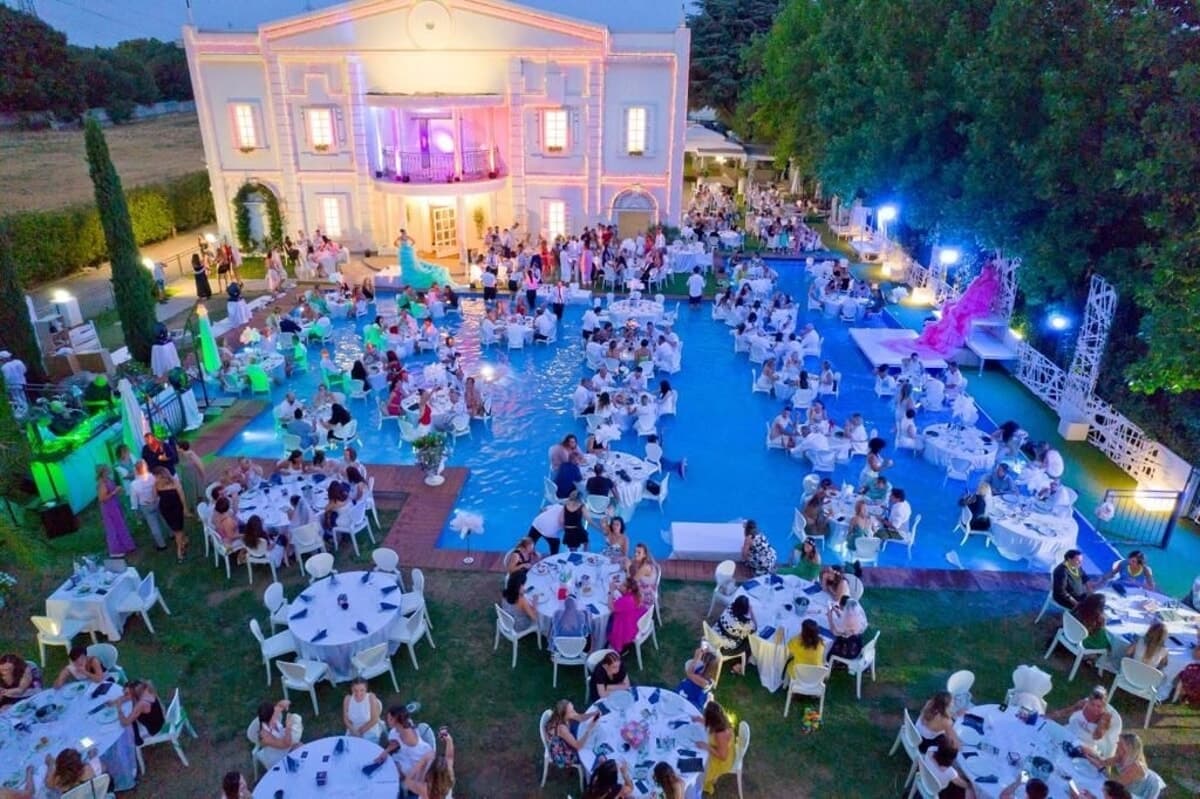 Villa Renoir celebra 10 anni con il White Dinner Water Show: spettacolo tra acqua, luci e ospiti vip