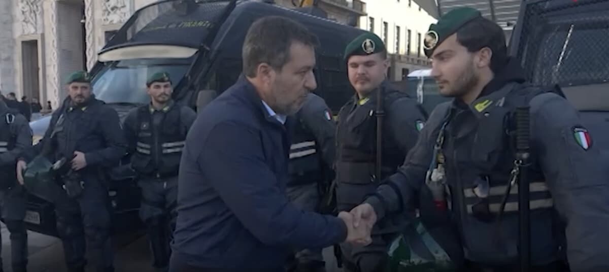 Tensione in centro, Salvini in piazza Duomo: "Grazie a polizia e carabinieri per il lavoro fatto"