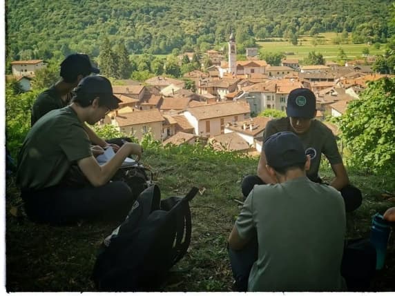 Varese, il campus estivo degli alpini per i ragazzi tra i 15 e i 17 anni: sveglia alle 7 e niente social