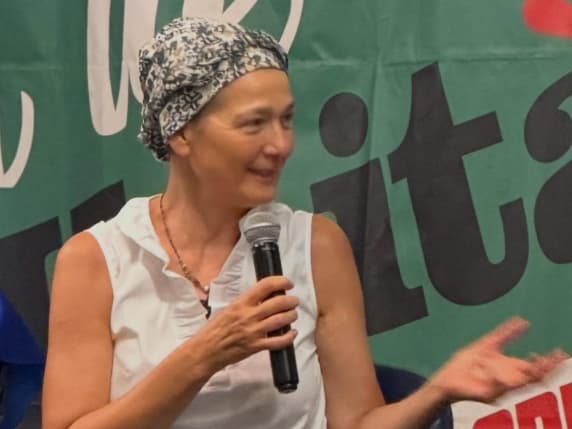 Lodi, attacchi choc alla dem Roberta Vallacchi: «Via quello schifo di foulard dalla testa». Lei, in cura, replica agli hater: «Vorrei incontrarvi»