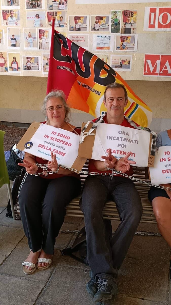 Infermiera si incatena al San Raffaele per protestare contro il licenziamento: l'ospedale contesta la protesta