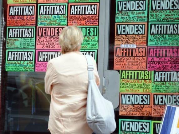 Milano, l'identikit della casa dei sogni per età: per gli under 35 è in città, anche più piccola; per i 46-65enni fondamentale è il posto auto; gli over 65 spendono per condomini esclusivi