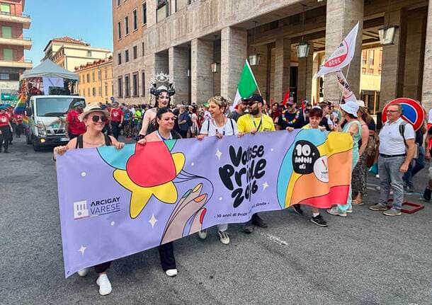 Varese - Festa e diritti arcobaleno nella Città Giardino per il decimo Varese Pride -  - Varese News
