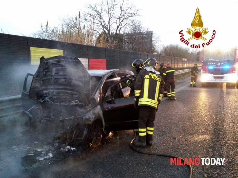 Incendio devasta un'auto sulla provinciale, all'interno c'è una persona morta