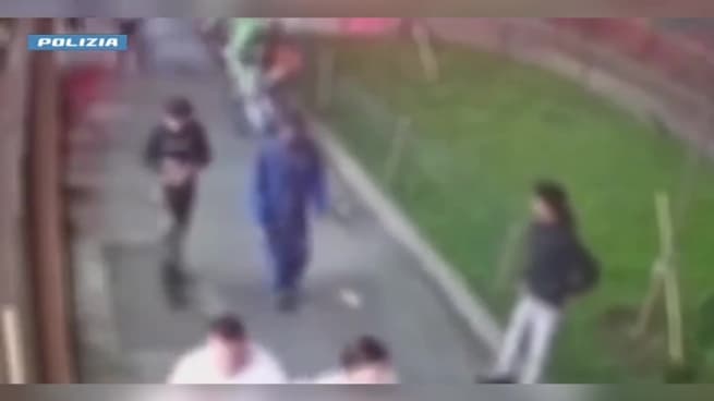 Milano, strappano la collana d'oro a una coppia di turisti in via Torino: la polizia in borghese li blocca
