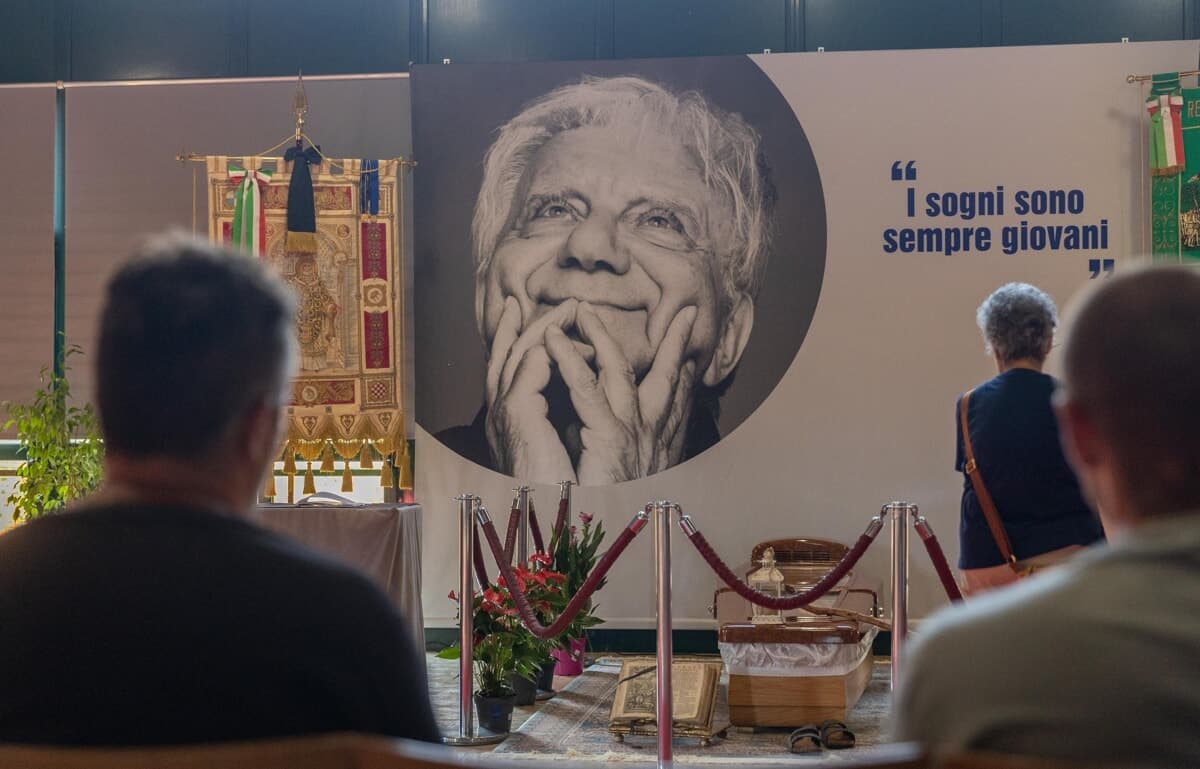 L'ultimo addio a don Mazzi, oggi i funerali a Milano: il feretro nel pomeriggio in Sant'Ambrogio