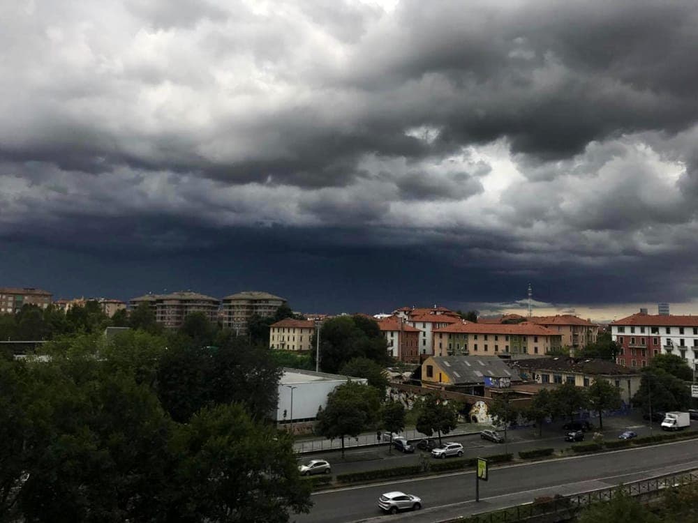 Maltempo a Milano, scatta l'allerta arancione: temporali, raffiche a 110 km/h e parchi chiusi. Le limitazioni