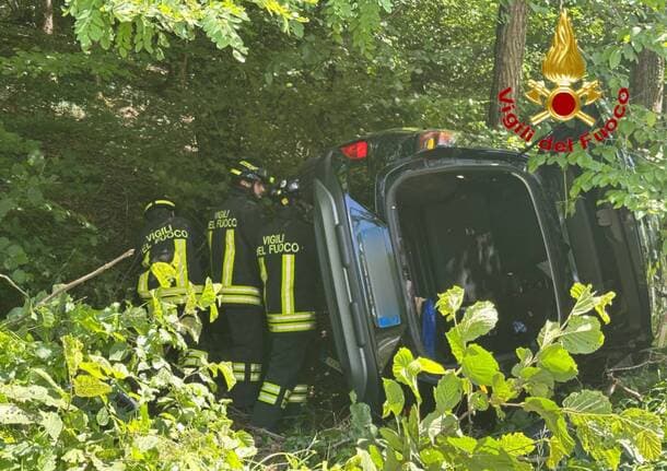 Valganna - Auto esce di strada a Valganna e si ribalta sulla statale 233: ferito un uomo di 57 anni -  - Varese News